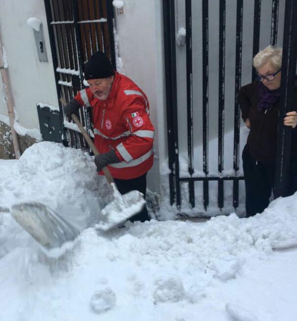L'intervento del Volontari della Croce Rossa Italiana (foto RAI)