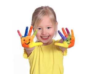 kleines Mädchen mit bemalten Händen