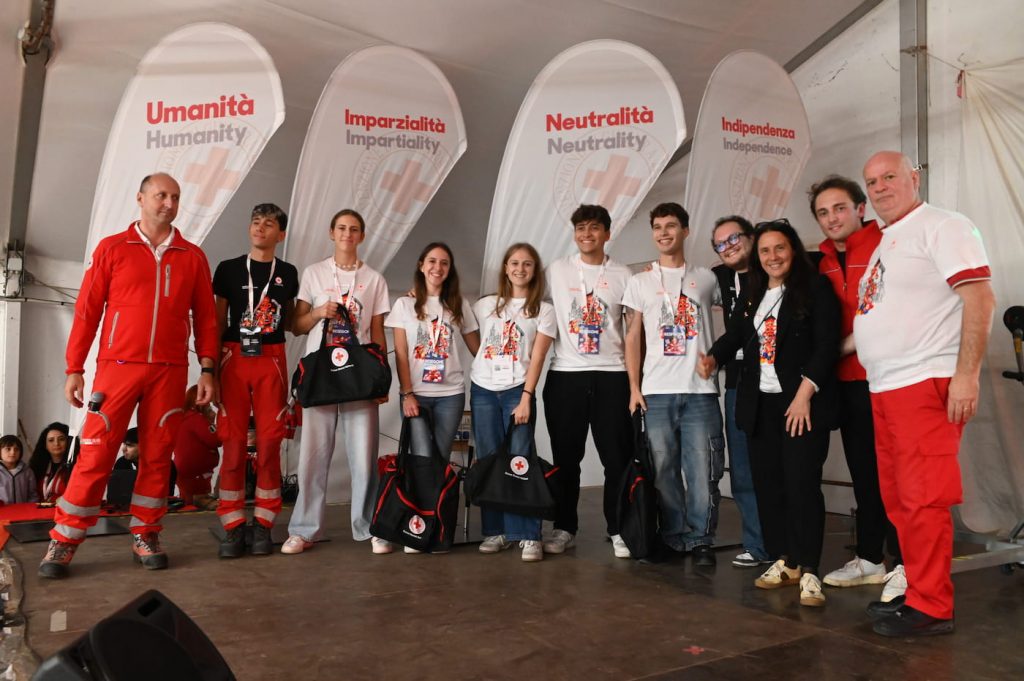 Partecipanti della Croce Rossa Italiana sul palco durante le premiazioni delle Lombardiadi 2026 a Lomazzo.