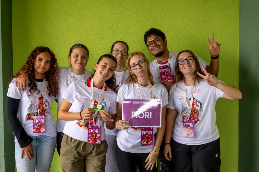 Giovani volontari della Croce Rossa Italiana partecipano a un'attività formativa di gruppo a Lomazzo.