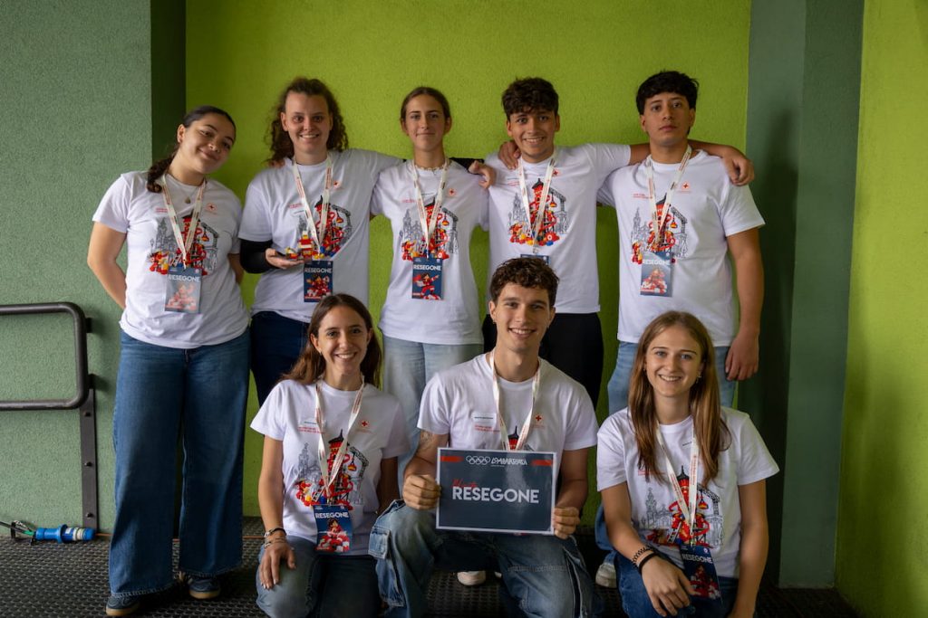 Giovani volontari della Croce Rossa Italiana partecipano a un'attività formativa di gruppo a Lomazzo.