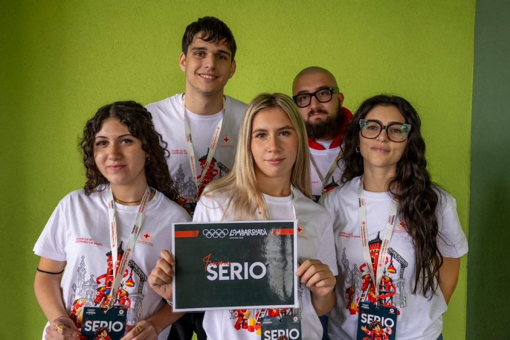 Giovani volontari della Croce Rossa Italiana partecipano a un'attività formativa di gruppo a Lomazzo.
