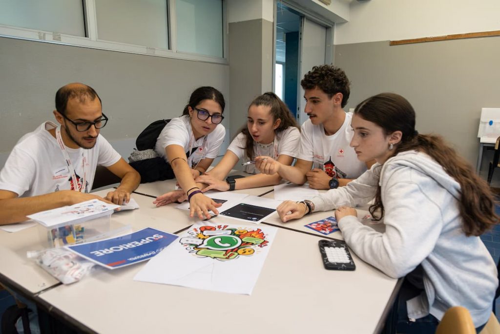 Giovani partecipanti alle Lombardiadi 2026 posano insieme mostrando i colori e i nomi delle proprie squadre.