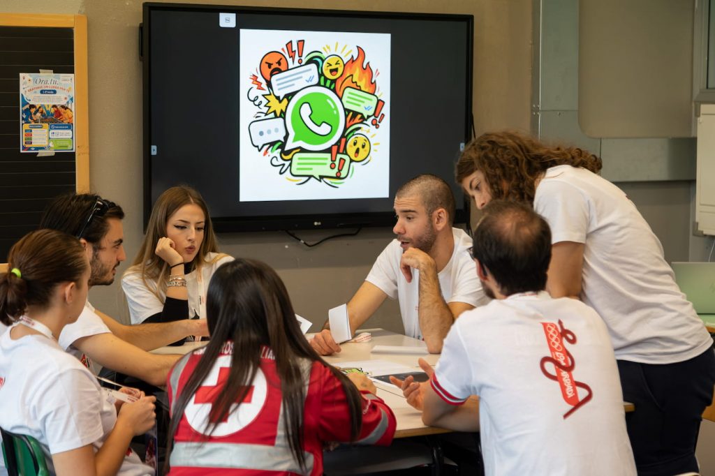 Giovani volontari della Croce Rossa Italiana collaborano durante un'attività delle Lombardiadi 2026 a Lomazzo.