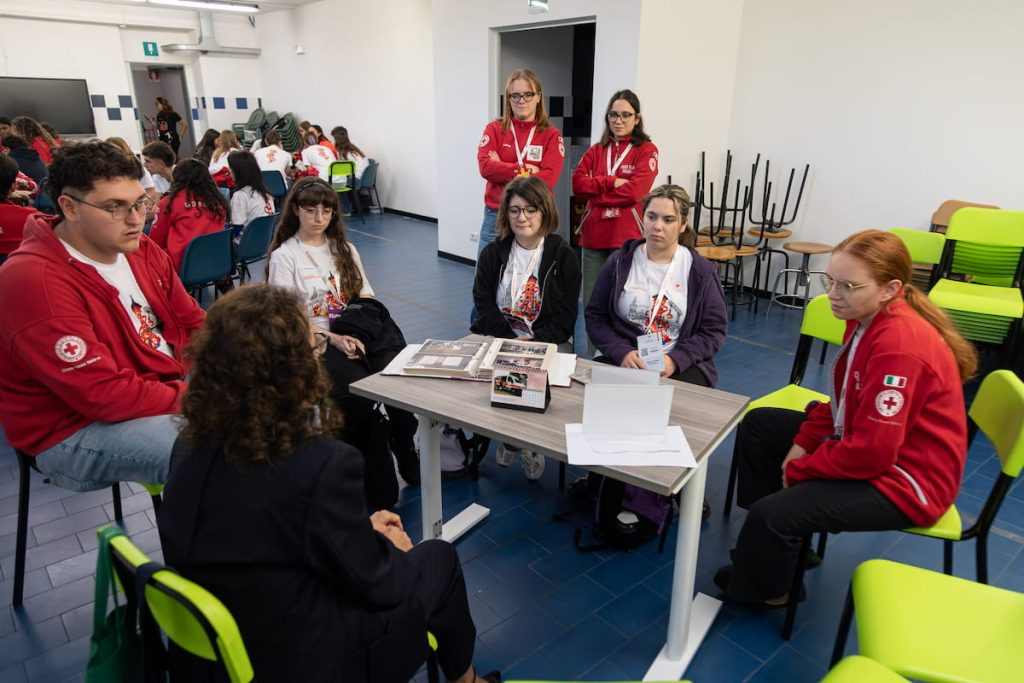 Giovani partecipanti alle Lombardiadi 2026 posano insieme mostrando i colori e i nomi delle proprie squadre.