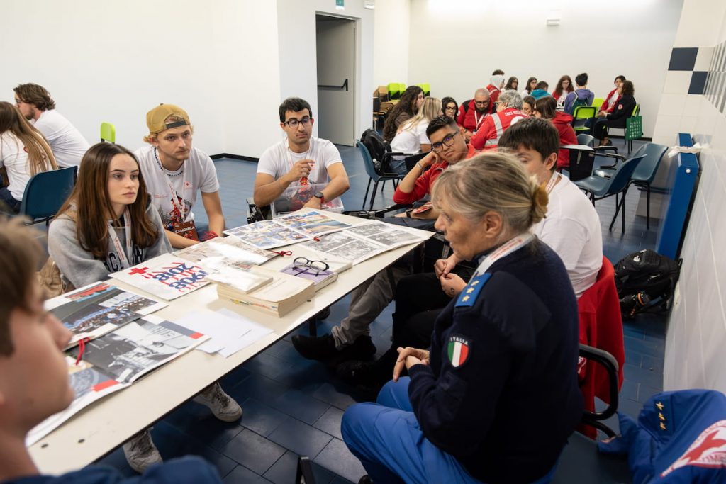 Partecipanti alle Lombardiadi 2026 collaborano attorno a un tavolo durante un'attività di squadra.