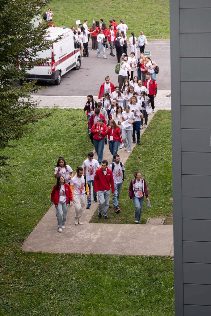 Giovani volontari della Croce Rossa Italiana partecipano a un'attività formativa di gruppo a Lomazzo.