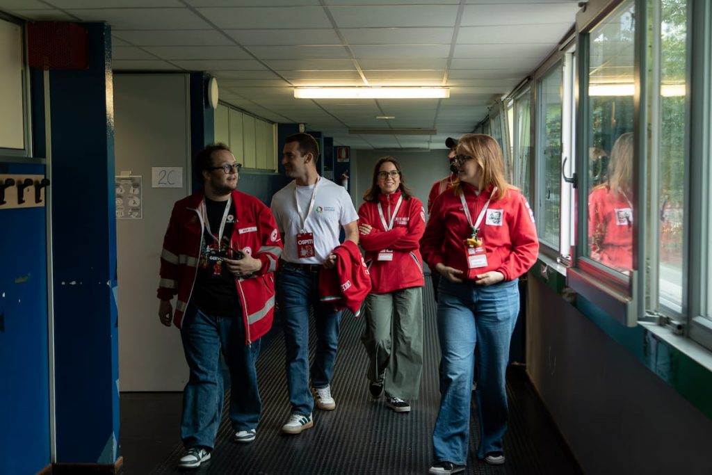 Partecipanti alle Lombardiadi 2026 collaborano attorno a un tavolo durante un'attività di squadra.
