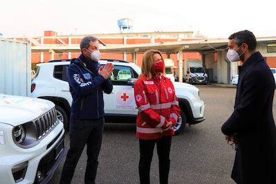 Simone Marchetti di Vanity Fair con Luca Puleo di ANPAS e Sabina Liebschner di CRI - Lombardia