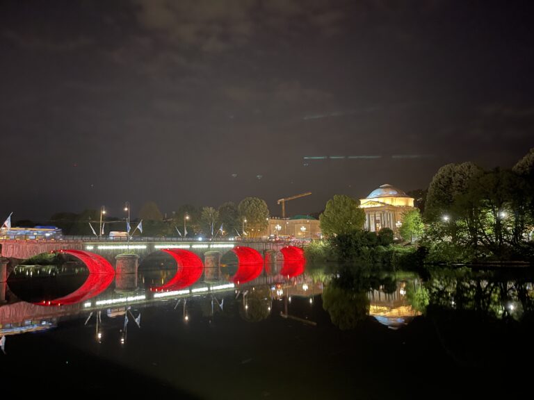 I ponti storici sul fiume Po illuminati la sera dell'8 maggio