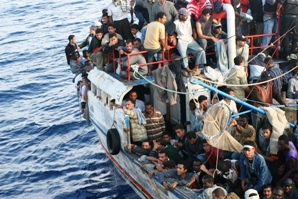 Emergenza umanitaria:una imbarcazione carica di migranti