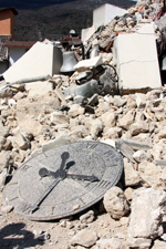 un orologio tra le macerie segna ancora l’ora del sisma in Abruzzo