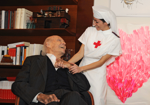 Umberto Veronesi sorride a un’infermiera volontaria della Croce Rossa Italiana