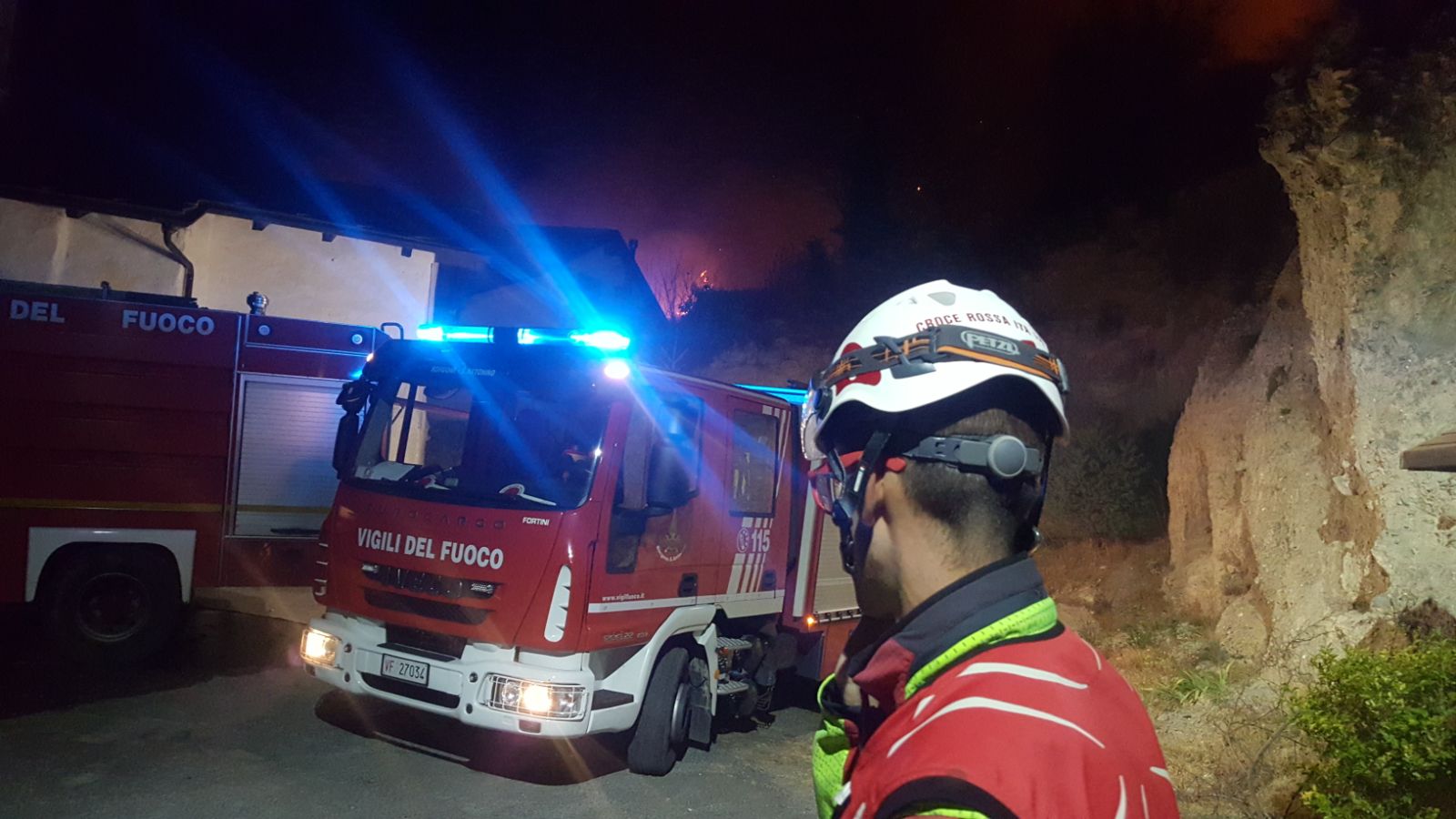 Ancora incendi in Piemonte: i volontari della Croce Rossa assistono le centinaia di persone evacuate