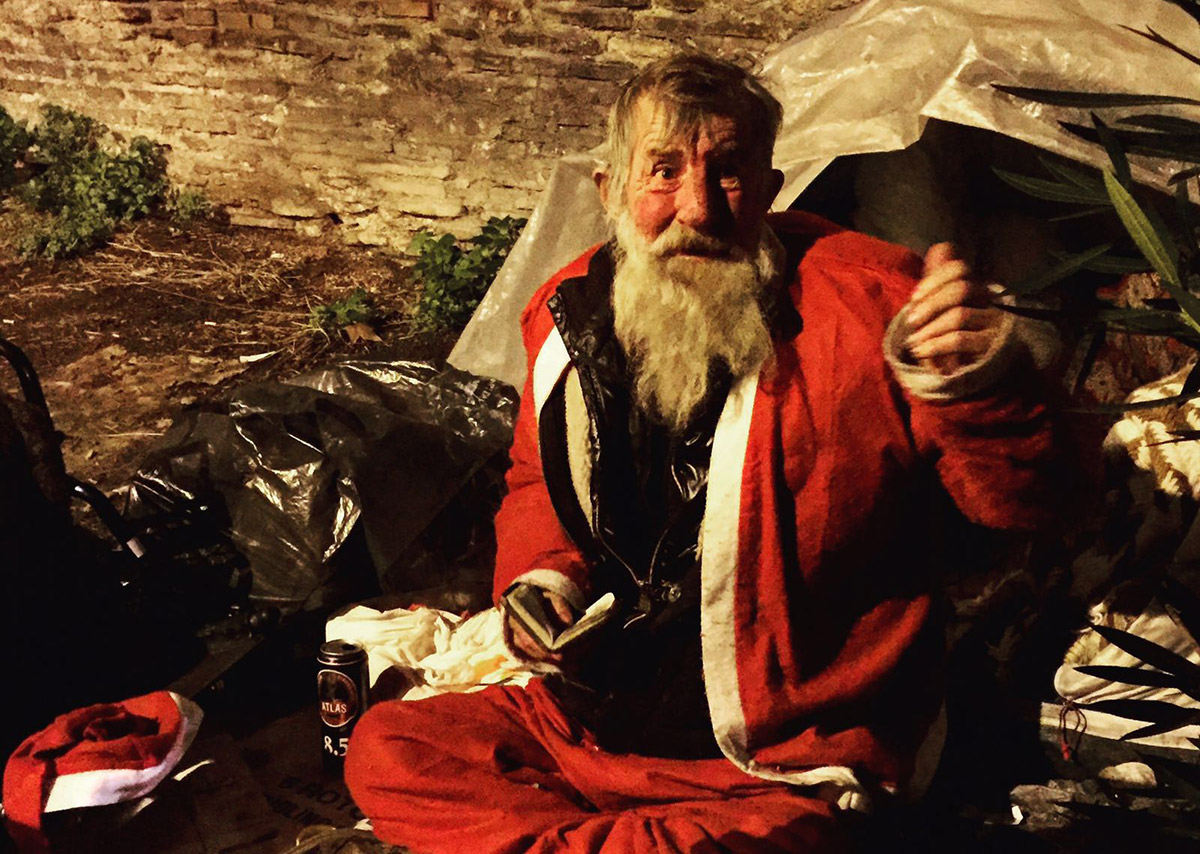Bobo è un senza fissa dimora di Roma assistito dai volontari della Croce Rossa Italiana. Indossa un abito da Babbo Natale e i bambini quando lo vedono sgranano gli occhi