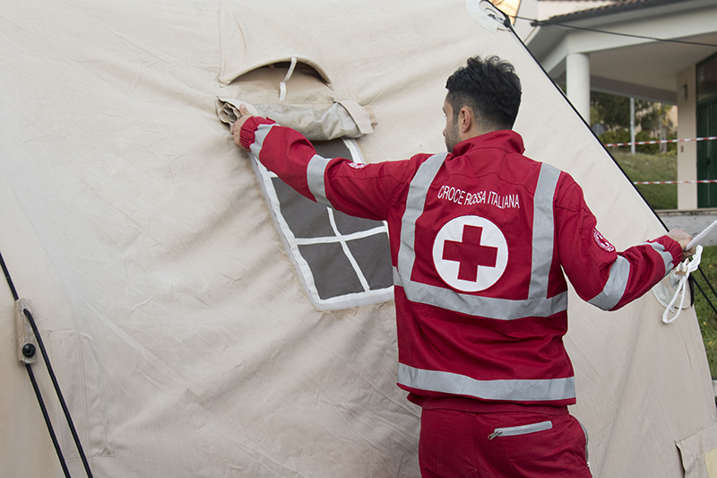 Terremoto Centro Italia: un volontario di Croce Rossa Italiana impegnato a montare tende a Norcia – Foto: Daniele Aloisi