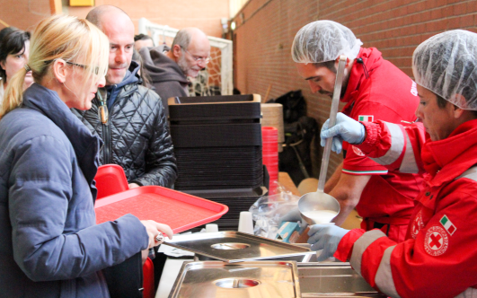 Distribuzione pasti cucine di Croce Rossa Italiana emergenza terremoto a Camerino