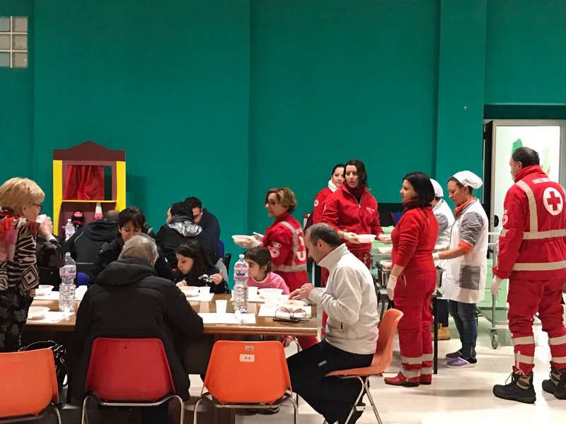 Volontari del Comitato Croce Rossa di Spoltore (Pescara) assistono le famiglie evacuate dopo l’esondazione del fiume Pescara