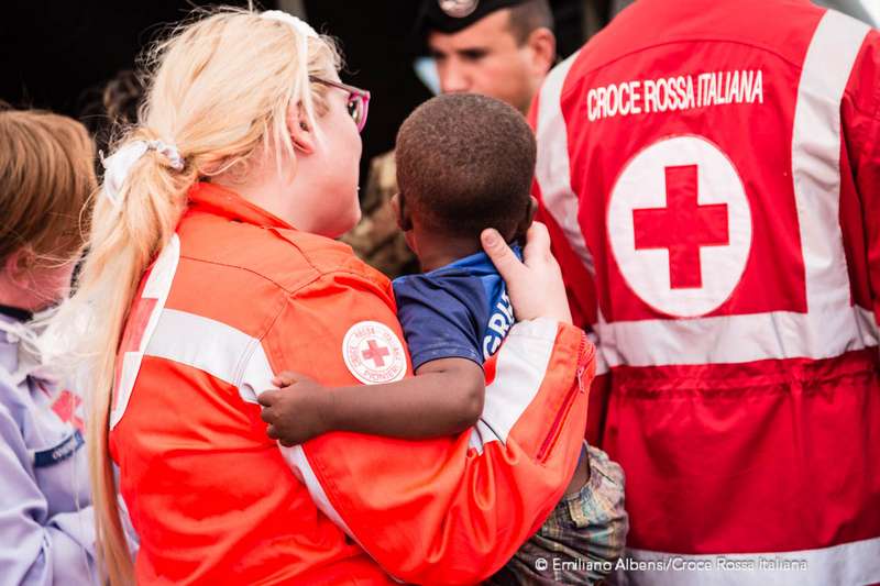 le attività di accoglienza migranti della Croce Rossa durante lo sbarco a Salerno. Volontari forniscono informazioni alle persone appena arrivate- Foto: Emiliano Albensi