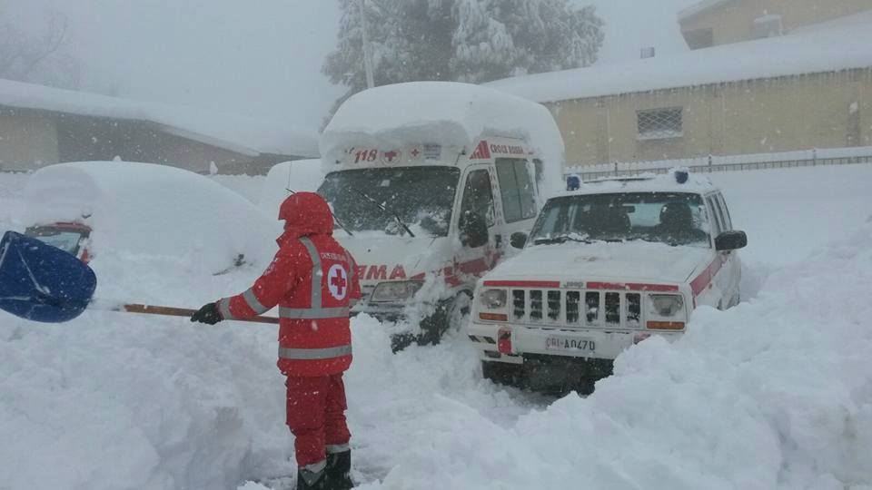 Croce Rossa in azione: registrati crolli e alcune persone isolate.
