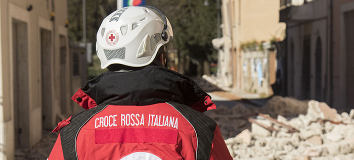 Un volontario di Croce Rossa intervenuto sui luoghi colpiti dal terremoto nel Centro italia