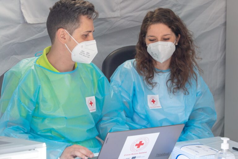Il centro tamponi della Croce Rossa presso la stazione di Palermo
