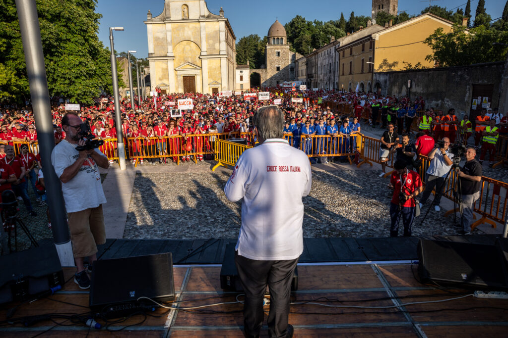 Solferino 2022: le fiaccole della Croce Rossa hanno ripreso a brillare nella notte. 4.000 volontari in piazza per la tradizionale fiaccolata