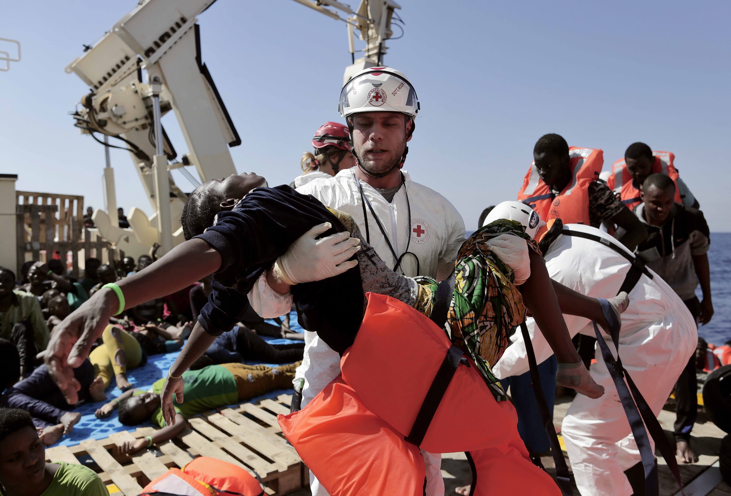 Yara Nardi - Acque internazionali tra Malta e Libia, Agosto 2016.
  Un medico della Croce Rossa presta soccorso a una donna recuperata su un gommone alla deriva durante un'operazione di salvataggio della nave di soccorso Migrant Offshore Aid Station (MOAS) Phoenix.