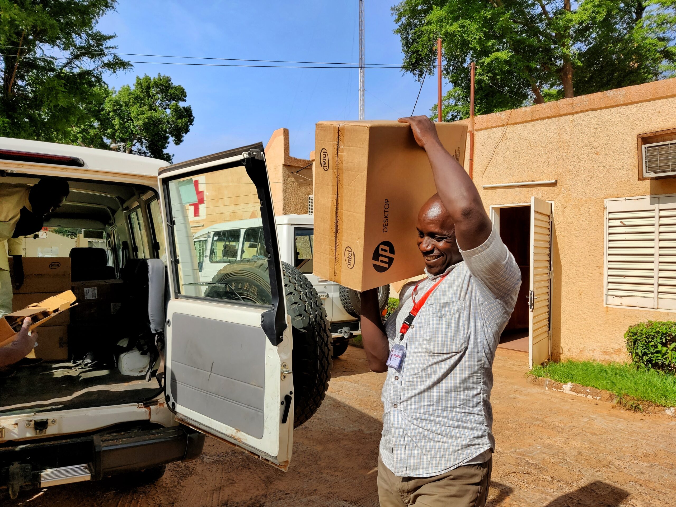 membro della Croce Rossa Nigerina (CRN) mentre si adopera a caricare sul furgone l’insieme del materiale informatico da consegnare ai comitati Regionali