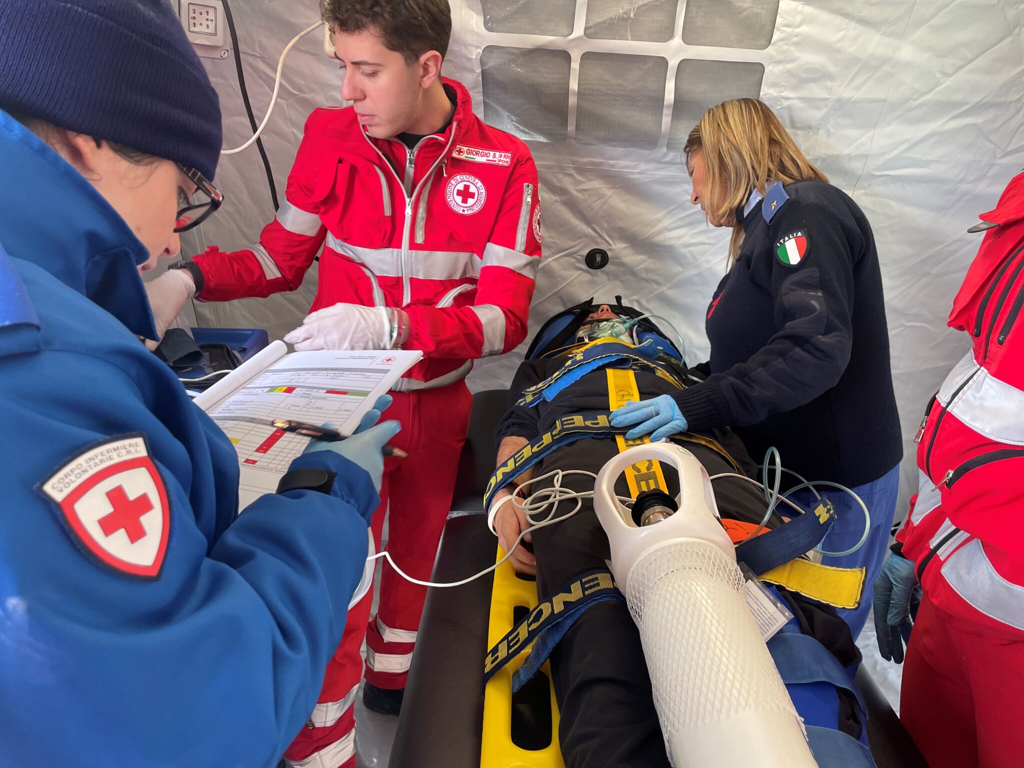 FGT Bracciale Medico Di Emergenza Con Croce Rossa E Scritta Incisa - In Acciaio Inox, Regolabile 20+4 Cm, Per Uomo E Donna, Per Patologie Specifiche