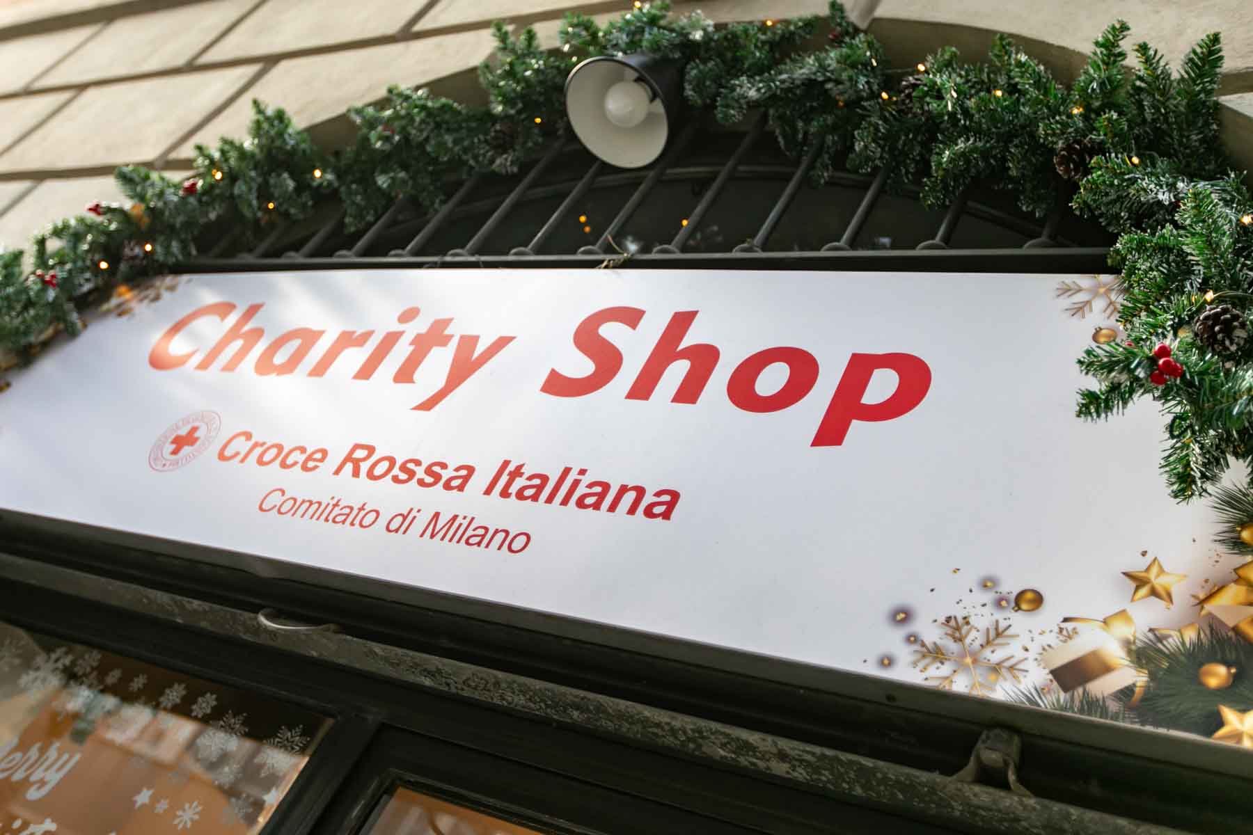 Il negozio solidale della Croce Rossa a Milano: regali di Natale che fanno bene al cuore