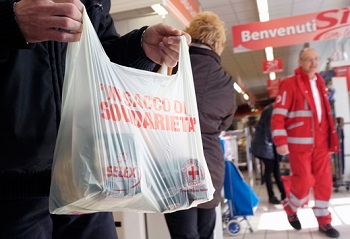 CRI e SELEX: grandi numeri per la Terza Edizione della Raccolta Alimentare. La Sicilia solidale non conosce crisi,immagine volontari nei supermercati