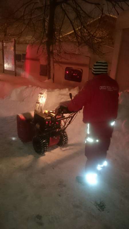 Un volontario Croce Rossa impegnato nel liberare la strada dalla neve che continua a cadere nelle zone colpite dal terremoto Centro Italia