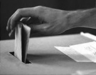 Inserimento di una scheda elettorale nell'urna