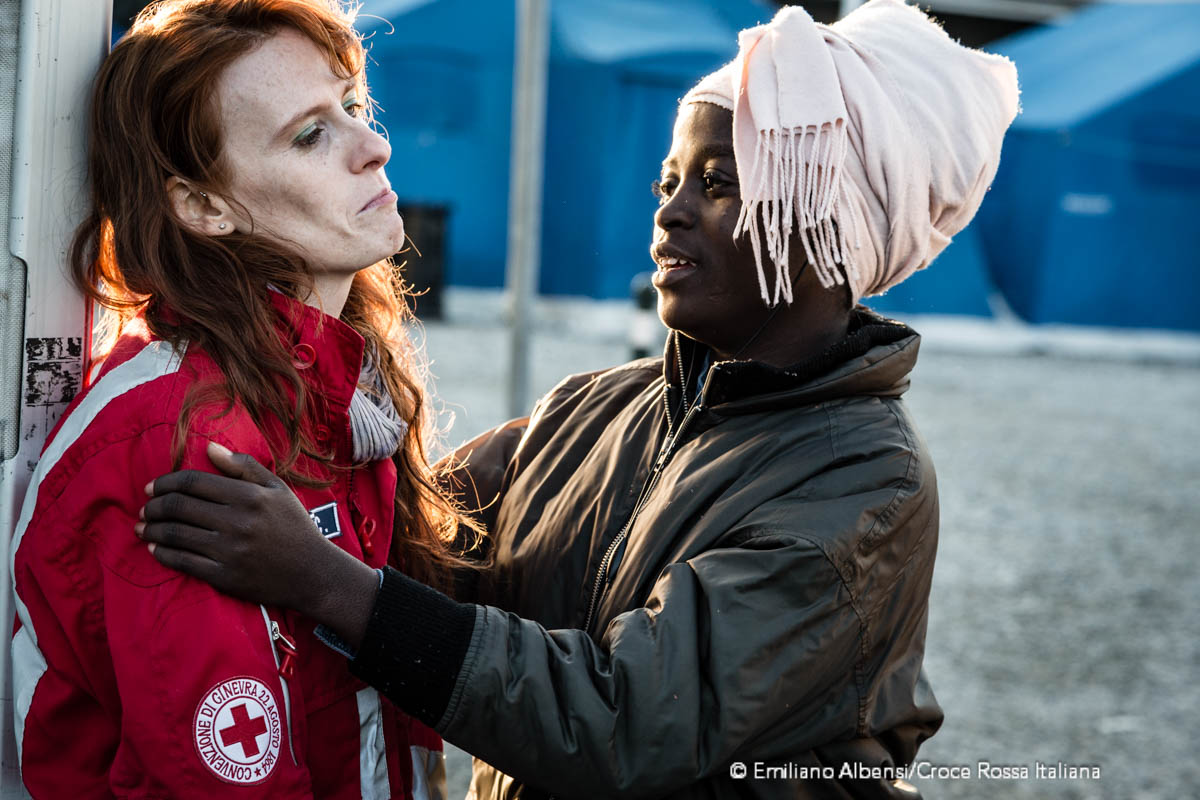 Nel Centro di accoglienza migranti di Croce Rossa a Settimo Torinese una ragazza scherza con una delle operatrici CRI