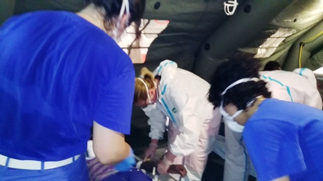 Infermiere Volontarie CRI durante le operazioni di assistenza sanitaria ai migranti.
