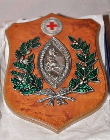 La spilla identificativa del corpo delle Infermiere Volontarie di Croce Rossa