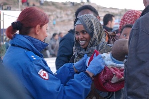 Emergenza umanitaria:una IV assiste una giovane madre con il suo bambino