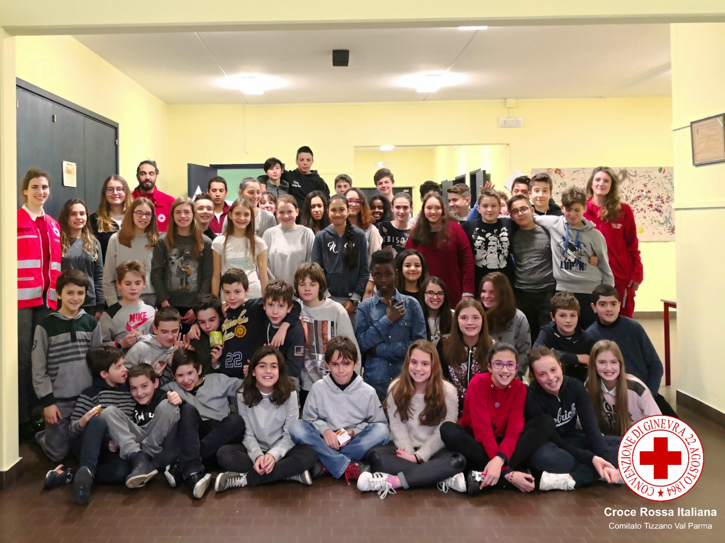 Foto di gruppo nell'ambito delle attività di EducAzione alla Pace presso la scuola secondaria di primo grado di Tizzano
