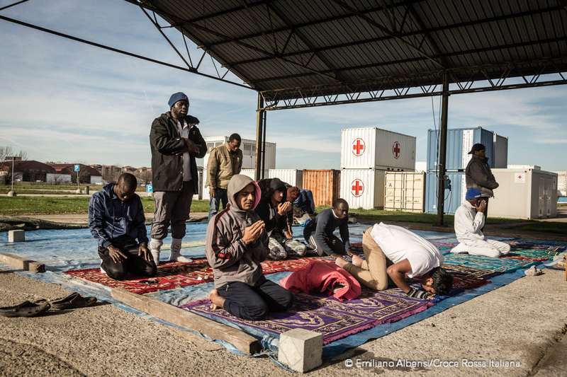 Un momento di preghiera al centro di accoglienza migranti della Croce Rossa a Bresso