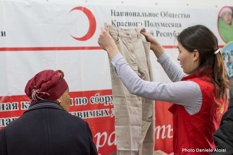 Distribuzione vestiti a persone indigenti in Kirghizistan. Foto: Daniele Aloisi