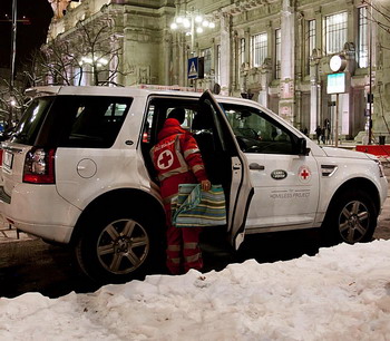 veicolo Land Rover e volontario Croce Rossa nella neve 