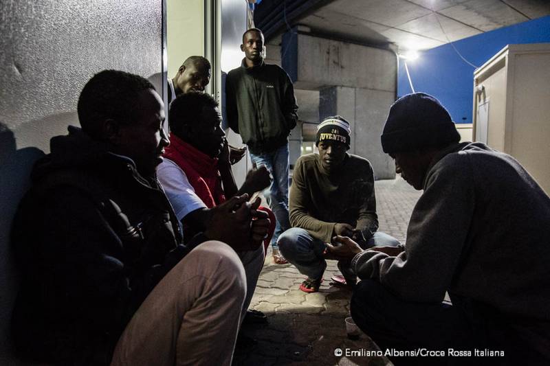 Campo Roya di Ventimiglia: è notte e i migranti si radunano a parlare