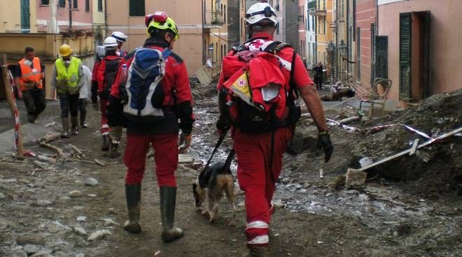 Operatori della Croce Rossa Italiana sulla scena di un disastro ambientale