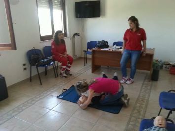 Alcamo esami del 5° corso di accesso alla Croce Rossa volontari cri che praticano manovre di rianimazione