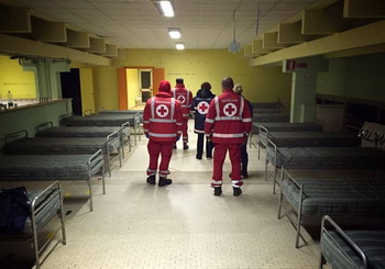 volontari croce rossa nel dormitorio 