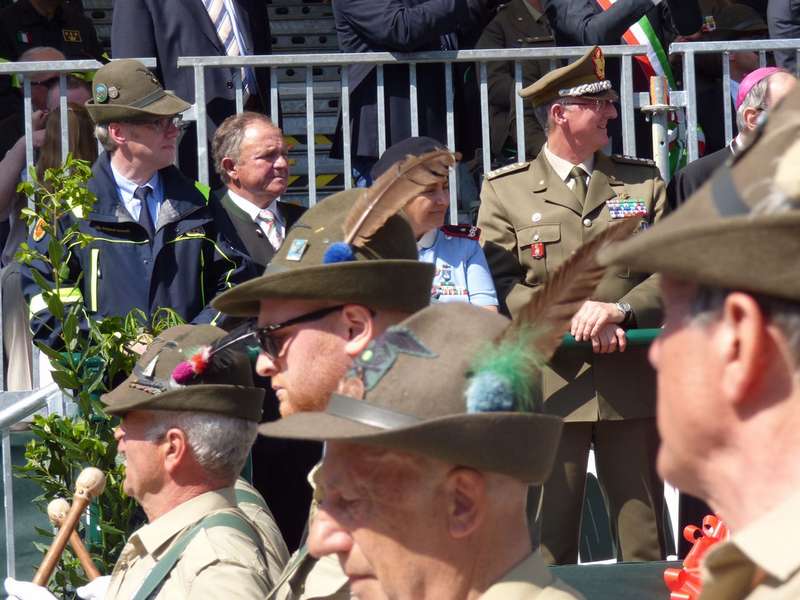 Alcuni ufficiali del Corpo degli Alpini durante l'adunata di Treviso