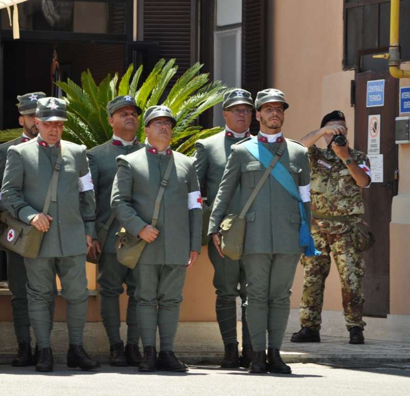 Alcuni membri del Corpo Militare in uniforme attendono di sfilare