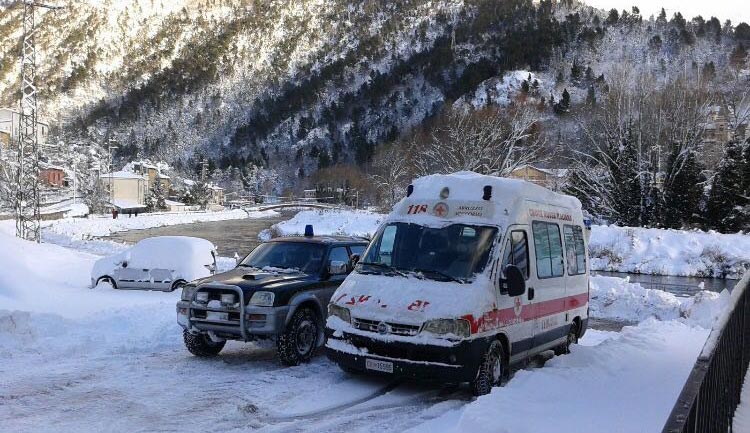 Ambulanza Croce Rossa coperta di neve durante l'emergenza freddo del gennaio 2017