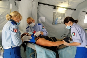 Ciampino, Aeroporto Militare: alcune infermiere volontarie in esercitazione simulano le attività di rilevamento parametri vitali